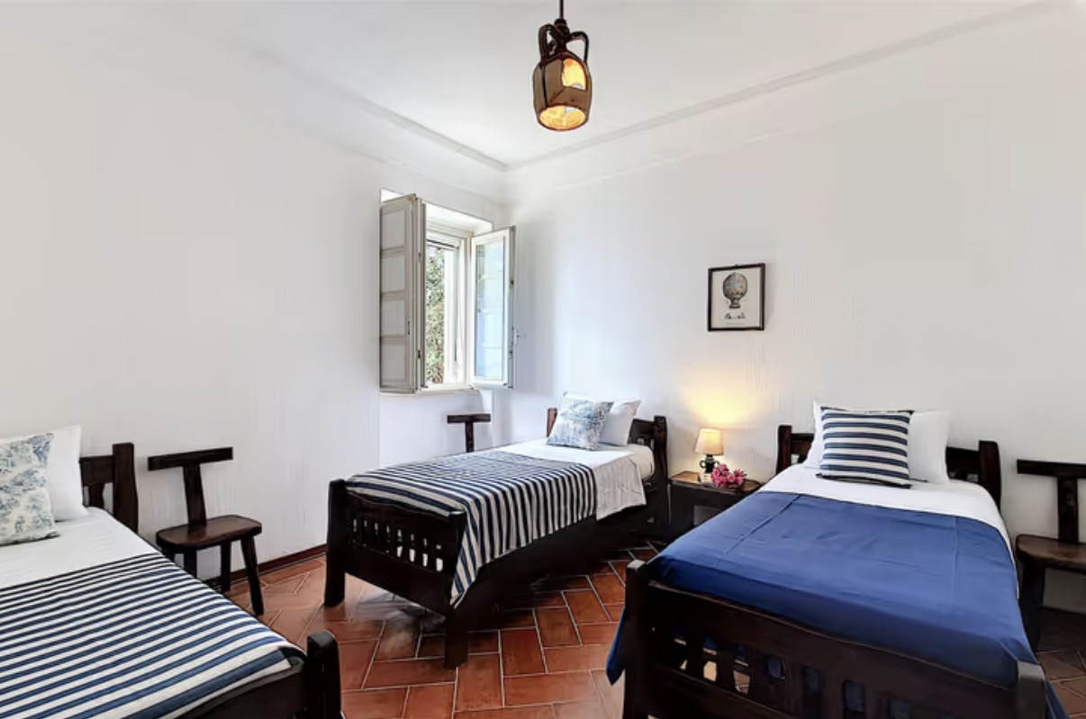 Chambre partagée avec trois lits du lieu de séjour