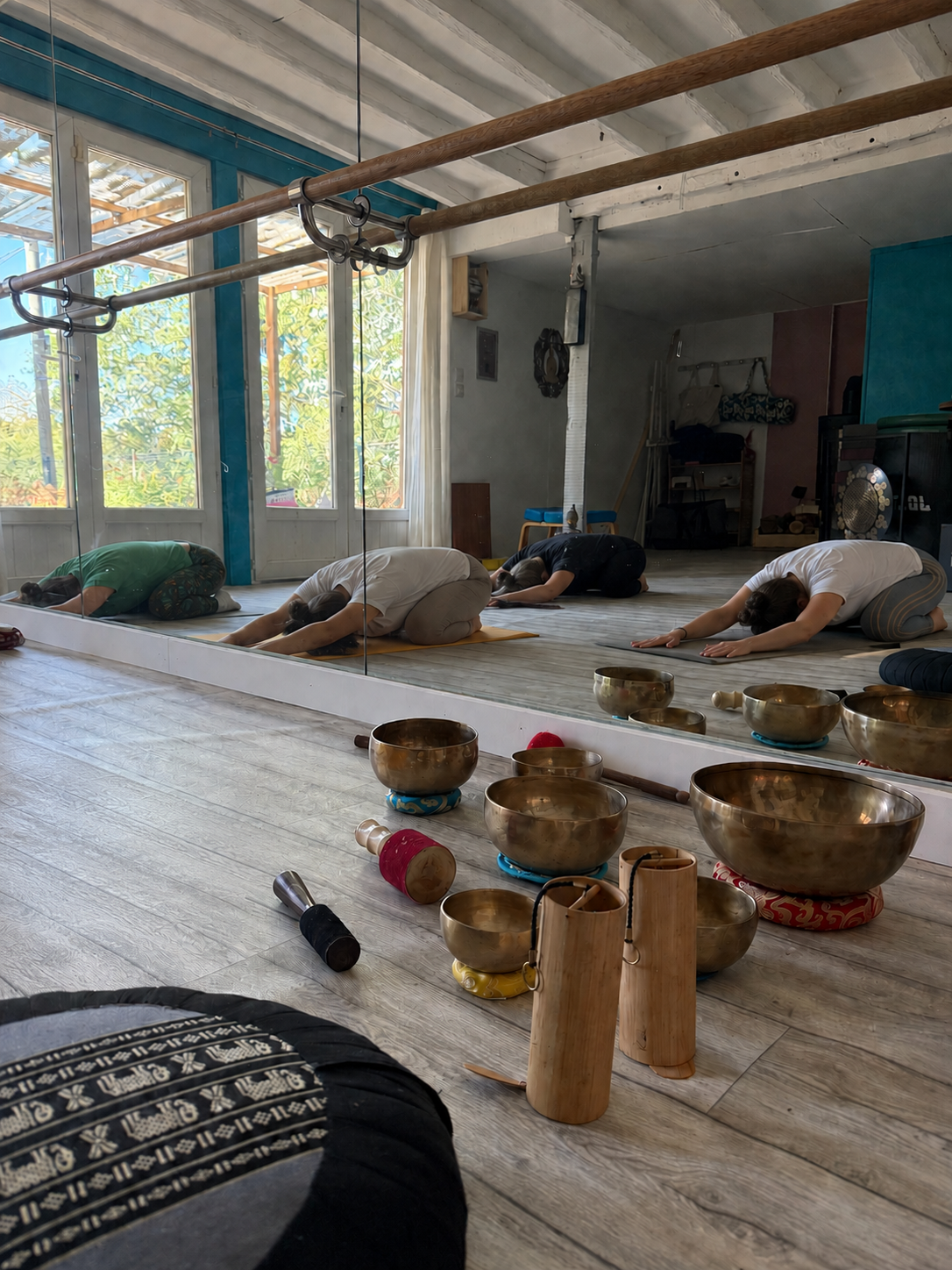 Cours de yoga dans la salle Yoga Nature à Ambenay, avec les bols tibétains au premier plan