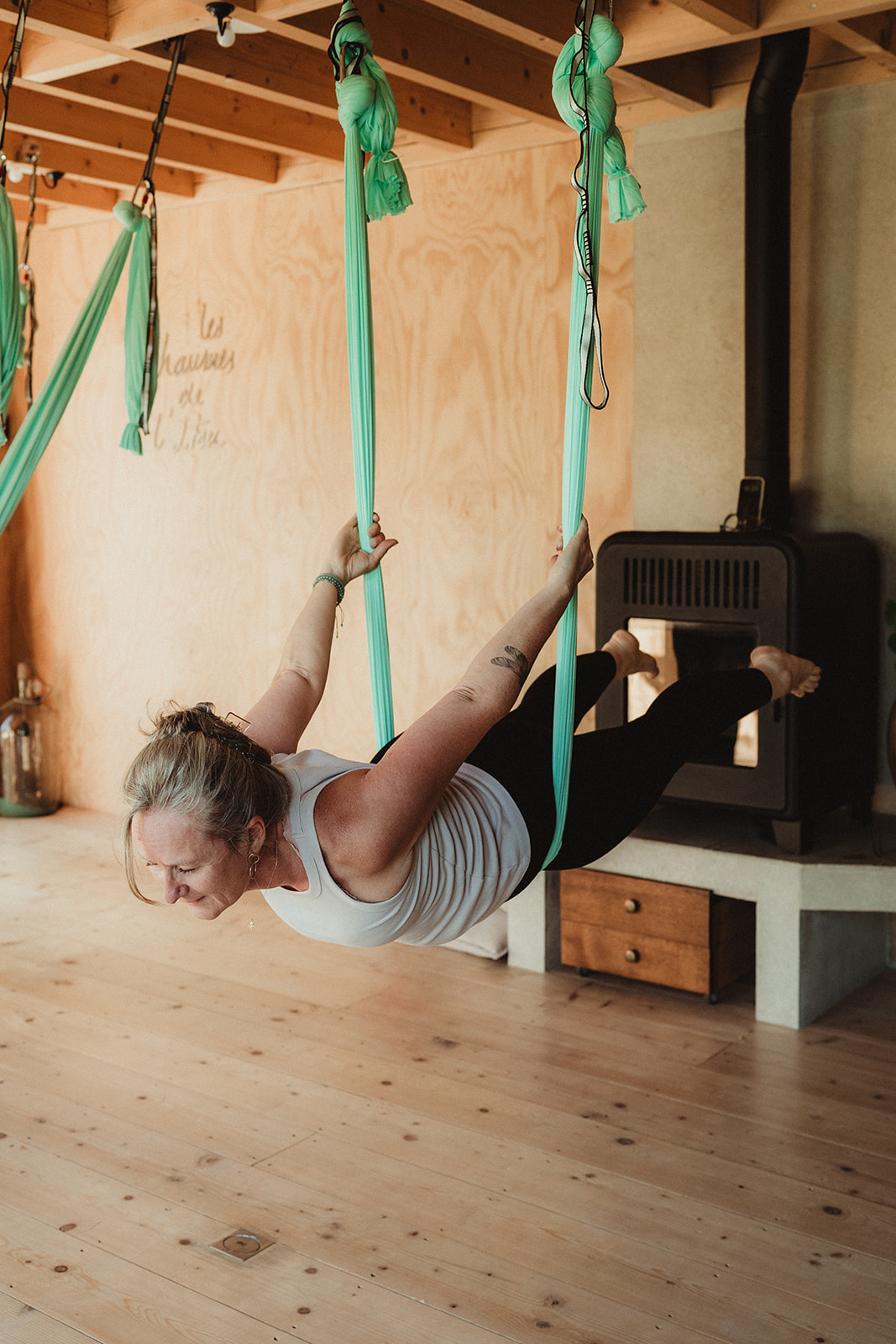 Virginie en mouvement dans un hamac de yoga aérien