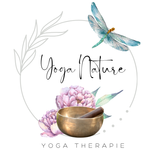 Logo Yoganature by Virginie, libellule, fleurs et bol chantant